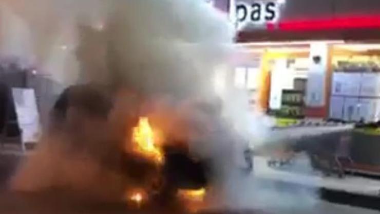 Sakarya’da park halindeki araç alev alev yandı