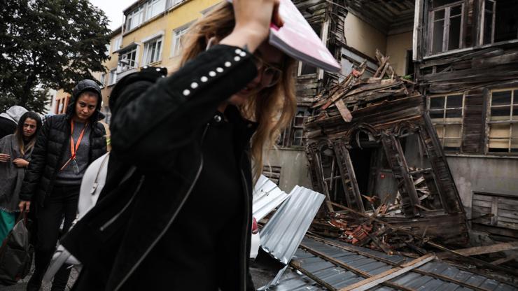 Üsküdarda eski bir bina kısmi olarak çöktü