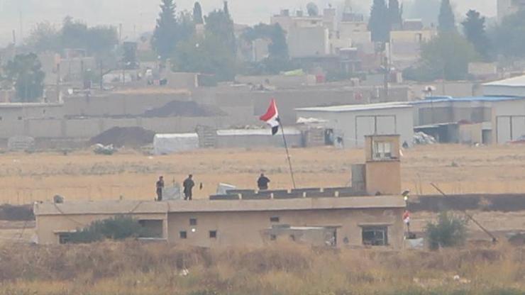 Kamışlıda Suriye bayrağı asıldı