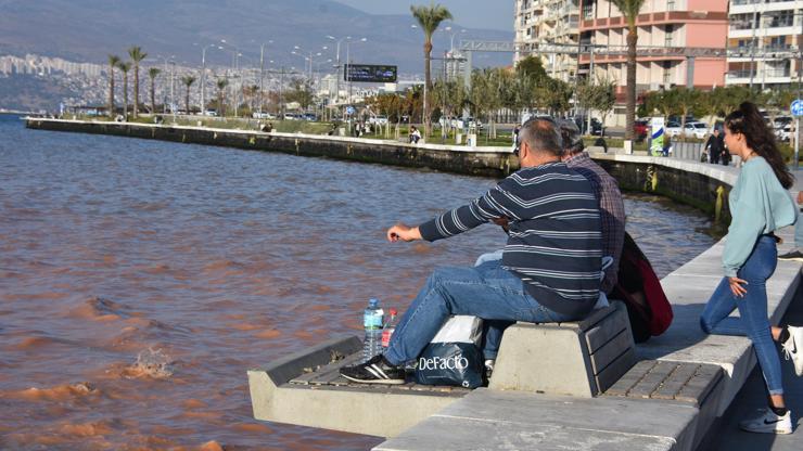 İzmir’de su borusu patladı, körfezin rengi değişti