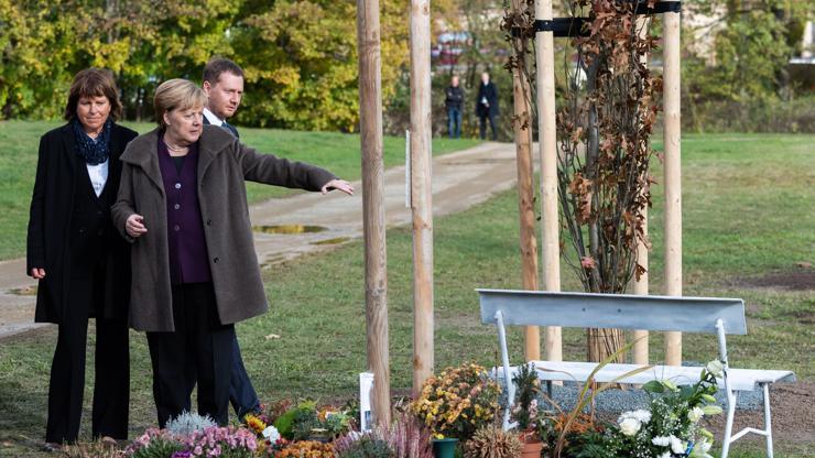 Öldürülenler arasında 8 Türk de bulunuyordu: Merkel’den NSU kurbanları için yapılan anıta ziyaret