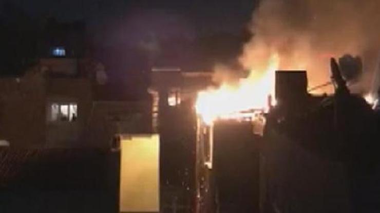 Fatihte 6 katlı binanın çatısı alev alev yandı