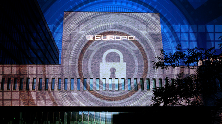 EUROPOL adım adım izledi Çalıntı lüks araçları satan çete çökertildi