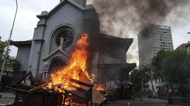 Şilide alevler sönmüyor Üniversite ateşe verildi, kilise yağmalandı