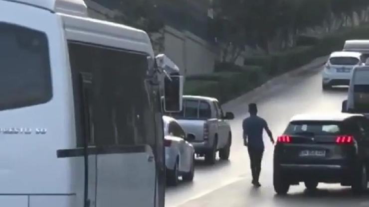 Kornalara aldırmadan trafiğin ortasına daldı