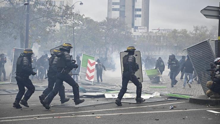 Fransada sarı yelekliler gösterilerin birinci yılında sokaklarda