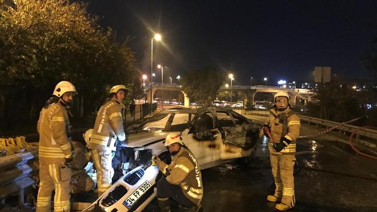 İstanbulda bariyerlere çarpan otomobil yandı