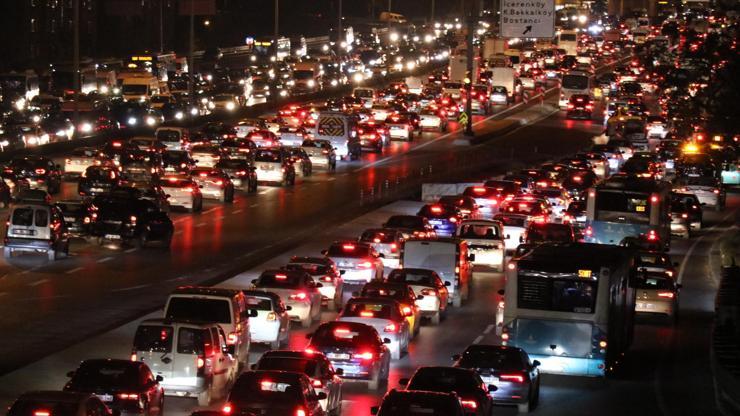 İstanbulda trafik durma noktasına geldi