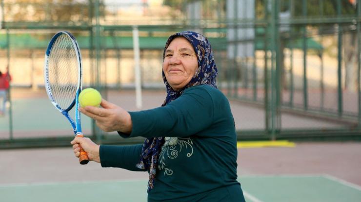 Belediye kursunda tenis oynamayı öğrendi Hülya Avşardan davet geldi