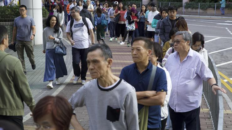Protestoların dinmediği Hong Kongda halk yerel seçim için sandık başında