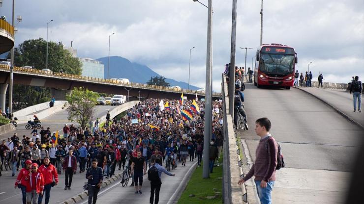 Kolombiyada halk 1 haftadır sokaklarda