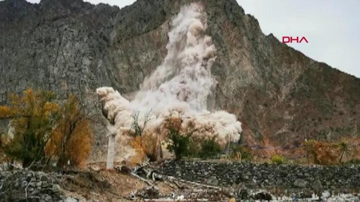 Yamaçtan kopan dev kayalar baraja düştü