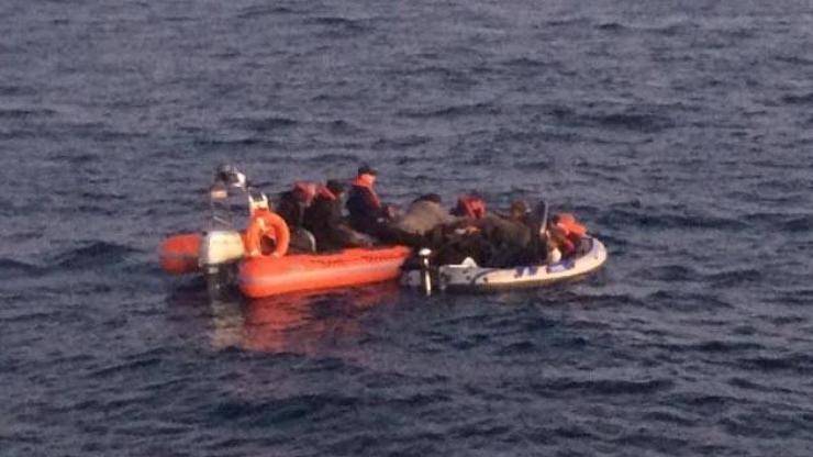 Lastik botta toplam 21 kaçak göçmen yakalandı