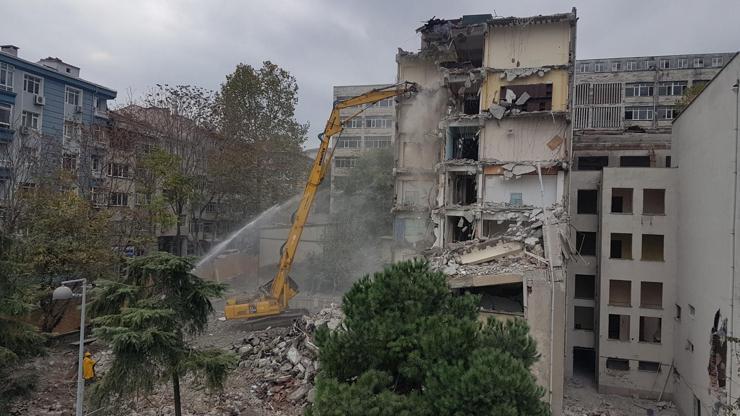 Depremde hasar gören diş hekimliği binasında yıkım başladı
