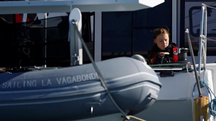 İsveçli aktivist Greta Thunberg 3 haftada okyanusu geçerek Lizbona vardı
