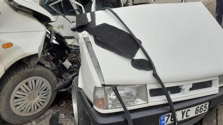 Köprüde minibüs ile otomobil çarpıştı: 2 yaralı