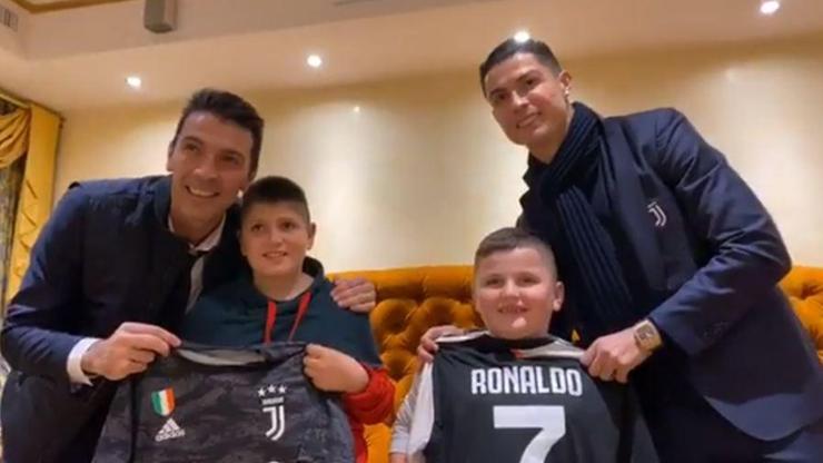 Ronaldo ve Buffondan Arnavut çocuklara sürpriz