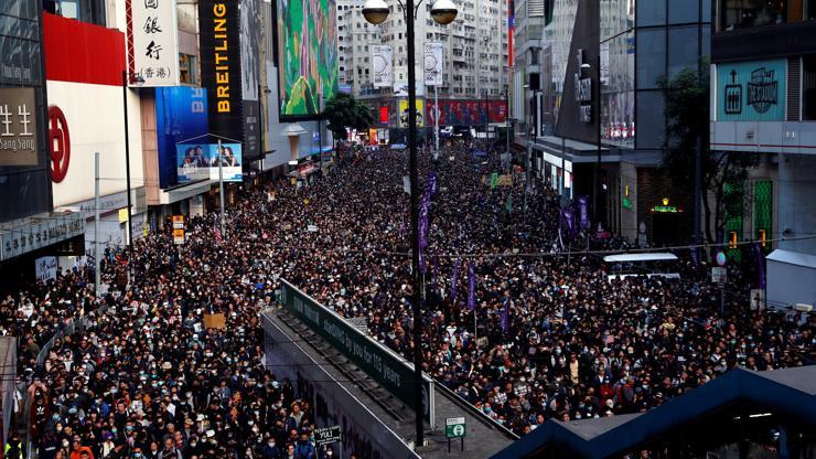 Hong Kongda yüz binlerce gösterici yine sokaklarda
