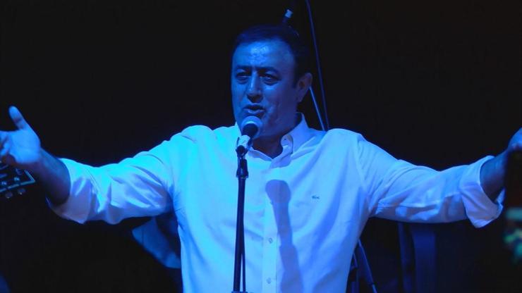 Türkücü Mahmut Tuncer yardım konserinde rock söyledi