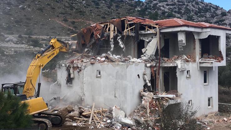 Marmarista kaçak villalar yıkıldı