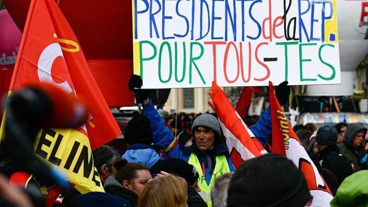 Fransada Macron karşıtları sokağa döküldü