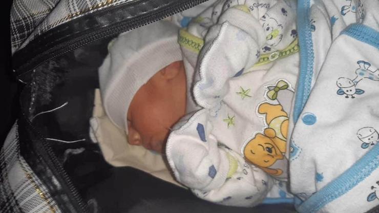 Çanta içinde sokağa bırakılan 15 günlük bebek bulundu
