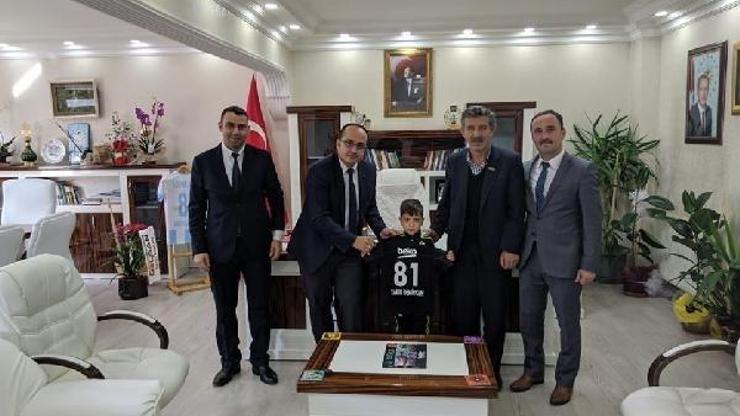 Kaymakamdan şehit yeğenine Beşiktaş forması Kaymakamdan şehit yeğenine Beşiktaş forması