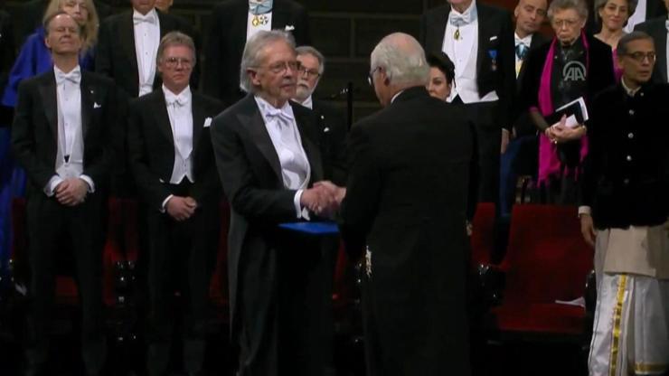 Soykırım destekçisi Peter Handke Nobel ödülünü aldı