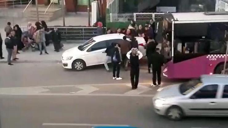 Hatalı park edilen otomobili vatandaşlar, yerinden kaldırarak yoldan çekti