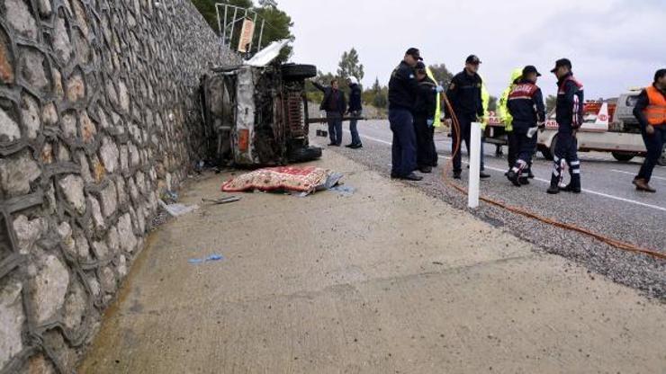 Freni boşalan kamyonet devrildi: 1 ölü, 1 yaralı