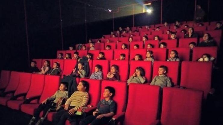 Hayatlarında ilk defa sinemaya gittiler
