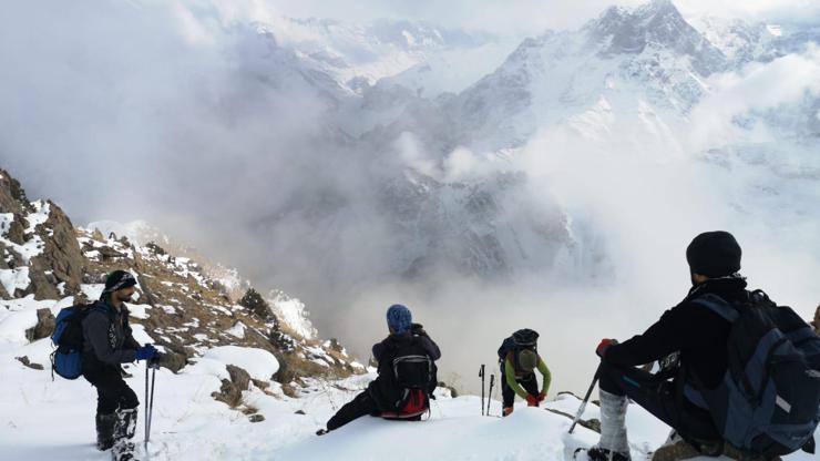Hakkarili dağcılar, 3 bin rakımlı dağa zirve yaptı