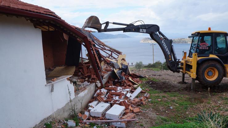 Marmaristeki kaçak binaların yıkımı sürüyor