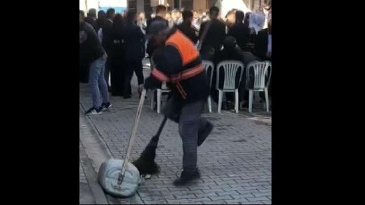 Kendini ritme kaptırdı, hem oynadı hem temizledi