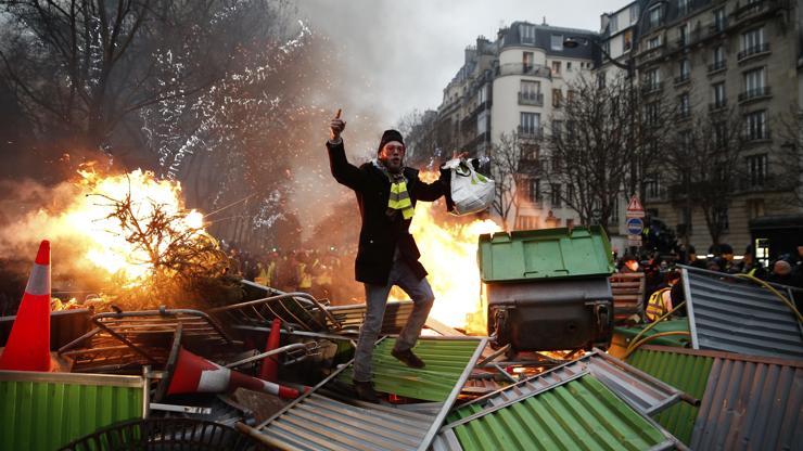 Fransada polise sarı yelekliye şiddetten hapis cezası