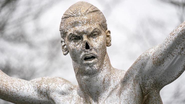 Ibrahimovic heykelinin burnu kırıldı