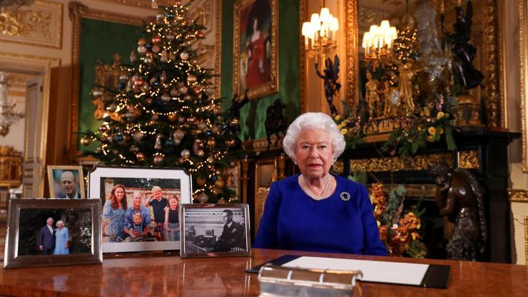 Kraliçe II. Elizabethin fotoğrafında dikkat çeken detay: Yer almadılar