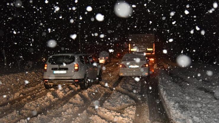 Kar nedeniyle yol ulaşıma kapandı