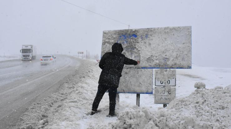 Sivastaki kar yağışı köy yollarını kapattı