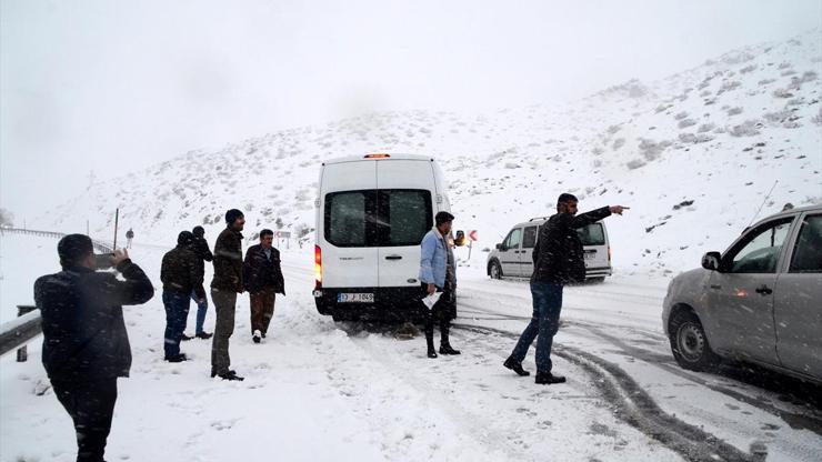 Kar ve tipi nedeniyle yolda kalan vatandaşlar kurtarıldı