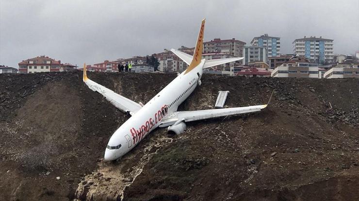 Pistten çıkan uçak bir ilçenin başına dert oldu