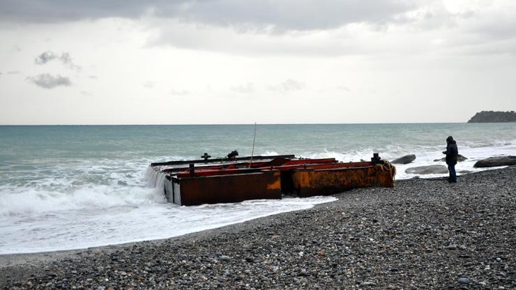 Dev dalgalar yüzünden dev platform sahile vurdu