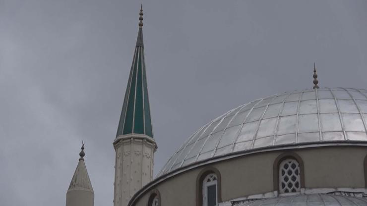 İstanbulda cami minaresi fırtınada sallandı