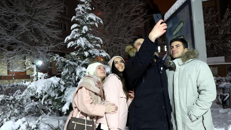 Vanda kar yağışı İranlı turistler için eğlence kaynağı oldu