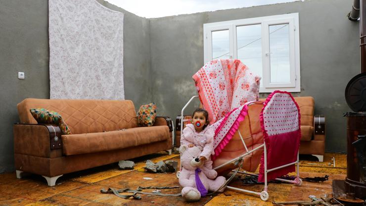 Hortumda evlerinin çatısı uçan aile yardım bekliyor