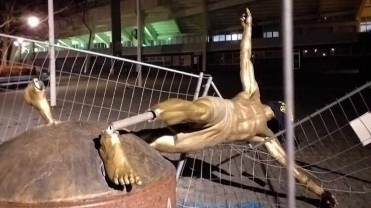 İsveçte Zlatan Ibrahimovicin heykelini yıktılar