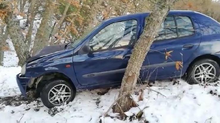 Buzla kaplanan yolda kayan otomobil ağaca çarptı