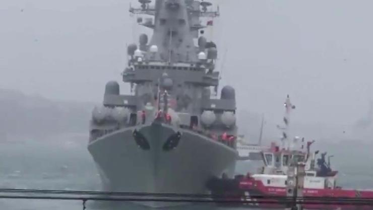 Rus savaş gemisi Kabataşa yanaşırken sürüklendi