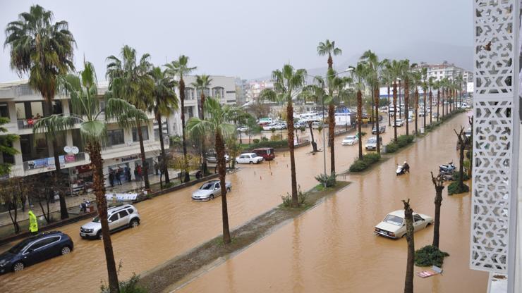 Antalyada cadde ve sokaklar sular altında kaldı