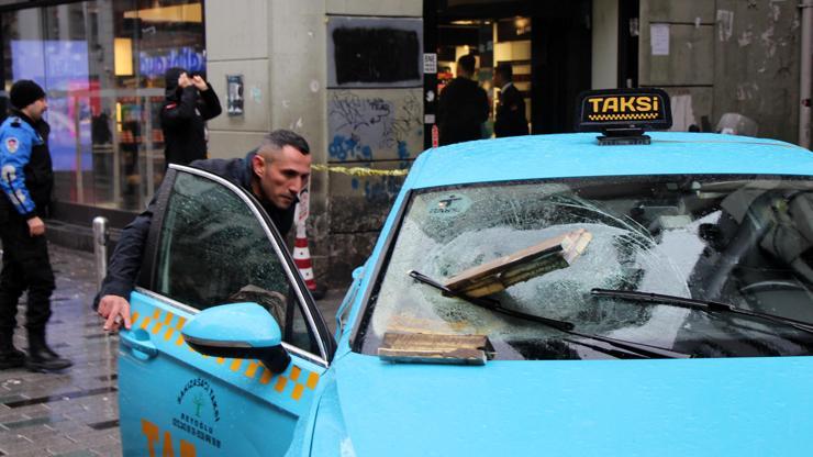 Taksimde binadan kopan beton taksiye ok gibi saplandı